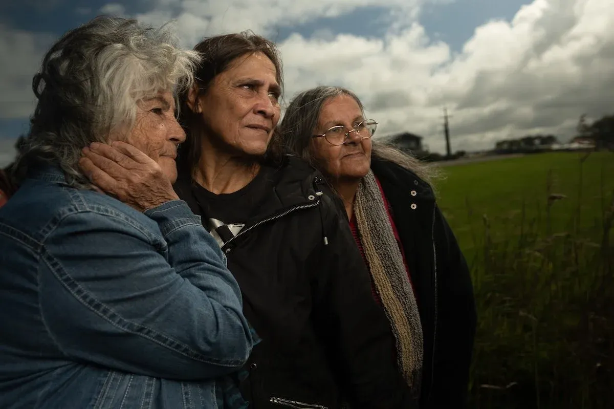  Ngarrindjeri mi:minar Cultural Authority-Aunty Sandra Saunders, Aunty Margaret Brodierepresenting her late mother Aunty Veronica Brodie, and Aunty Ellen Trevorrow, missingfrom image is Tahlia and Illira Wanganeenwho represent their nana the late Dr. DoreenKatinyeri. Photography Collen Raven Strangways 