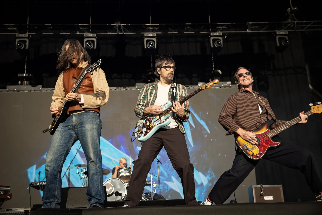 GT-2025---13-Weezer---Justin-White---justinwhitey-rebelrebelgig-10.jpg