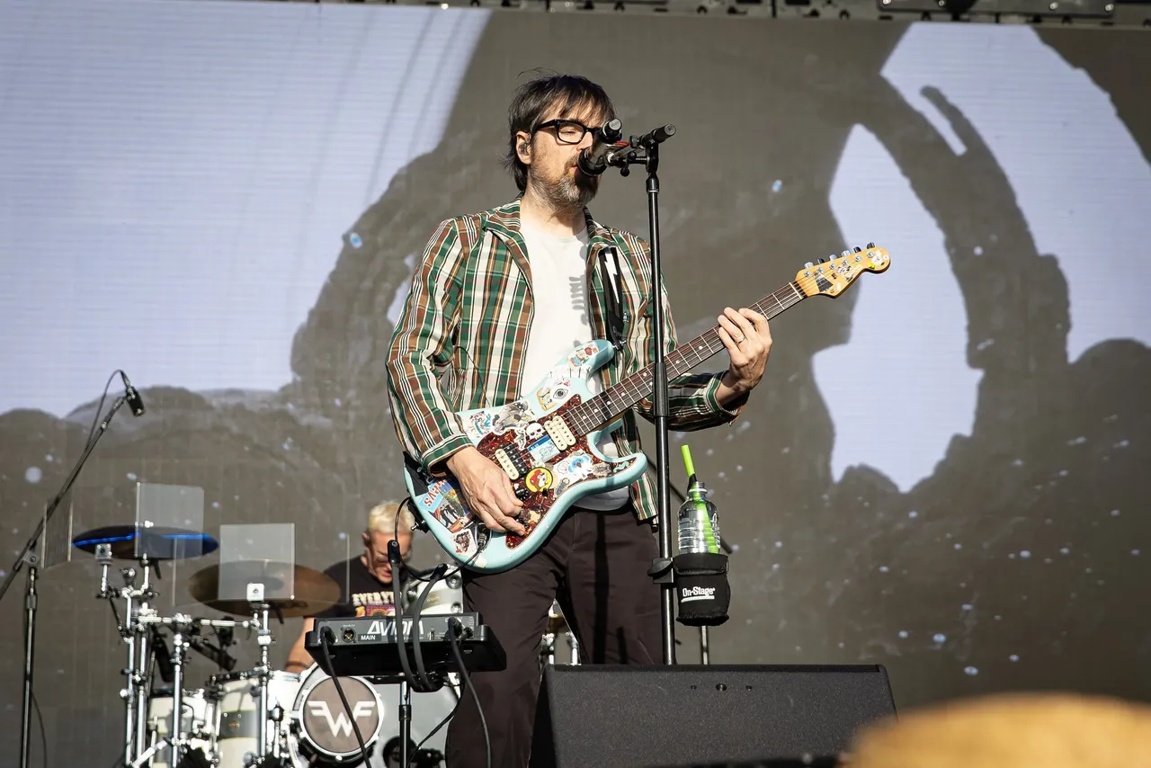GT-2025---13-Weezer---Justin-White---justinwhitey-rebelrebelgig-5.jpg