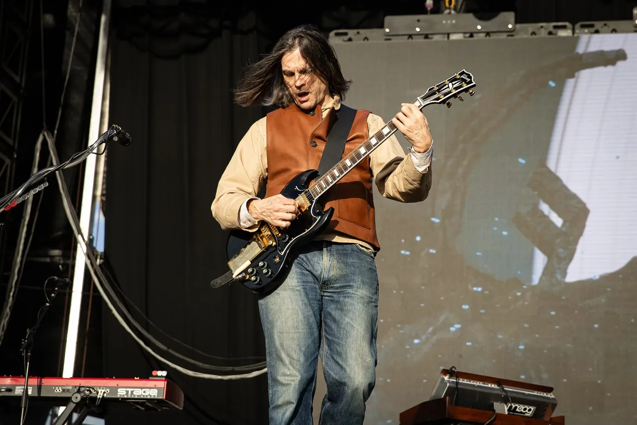 GT-2025---13-Weezer---Justin-White---justinwhitey-rebelrebelgig-6.jpg