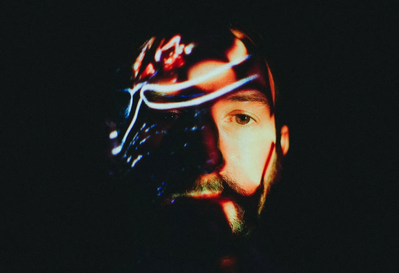  Image by Alex Kozobolis  