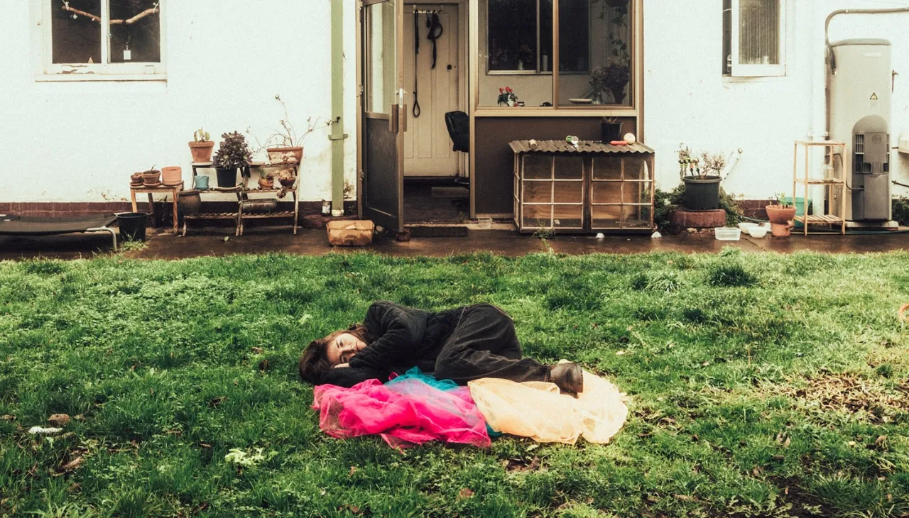 Image via @angiemcmahonmusic (Facebook)