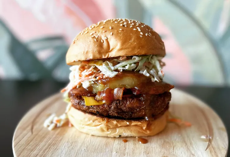 Image via @burgerchinos (Instagram)  