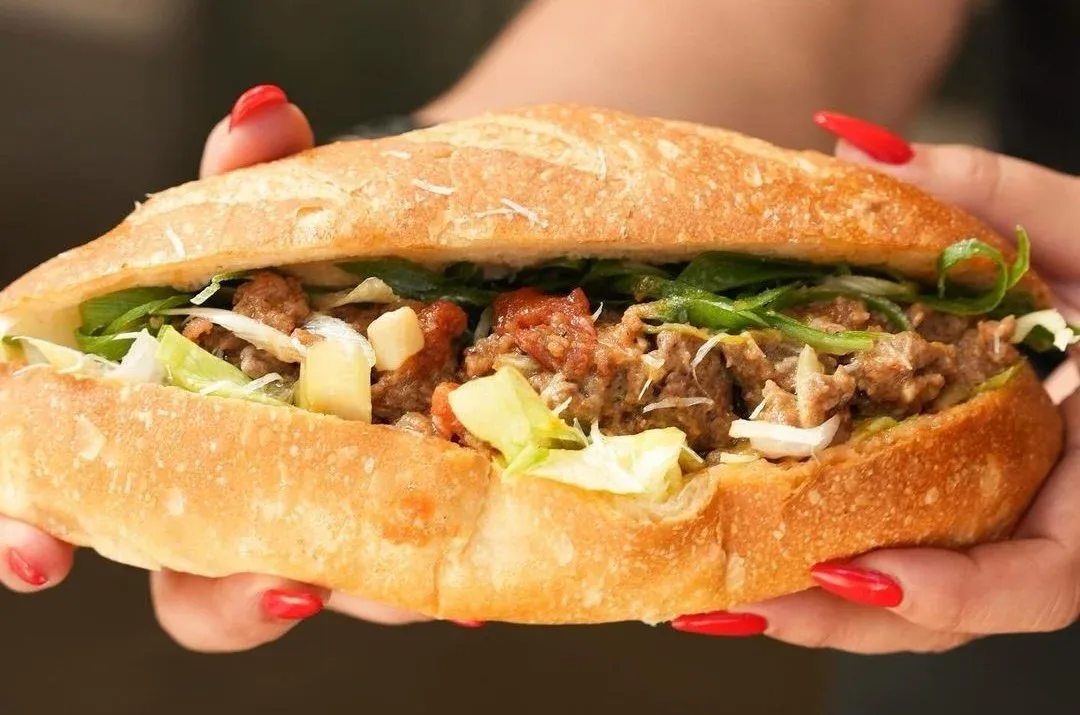  Image via @munchdeli.adl 