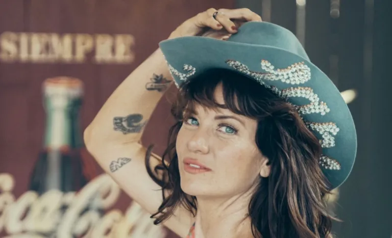  Image @nikkilanemusic 