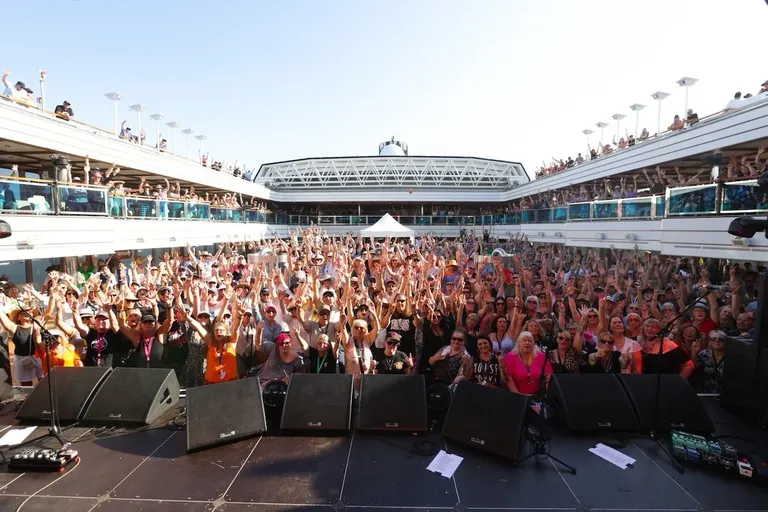  Image @rocktheboataus 